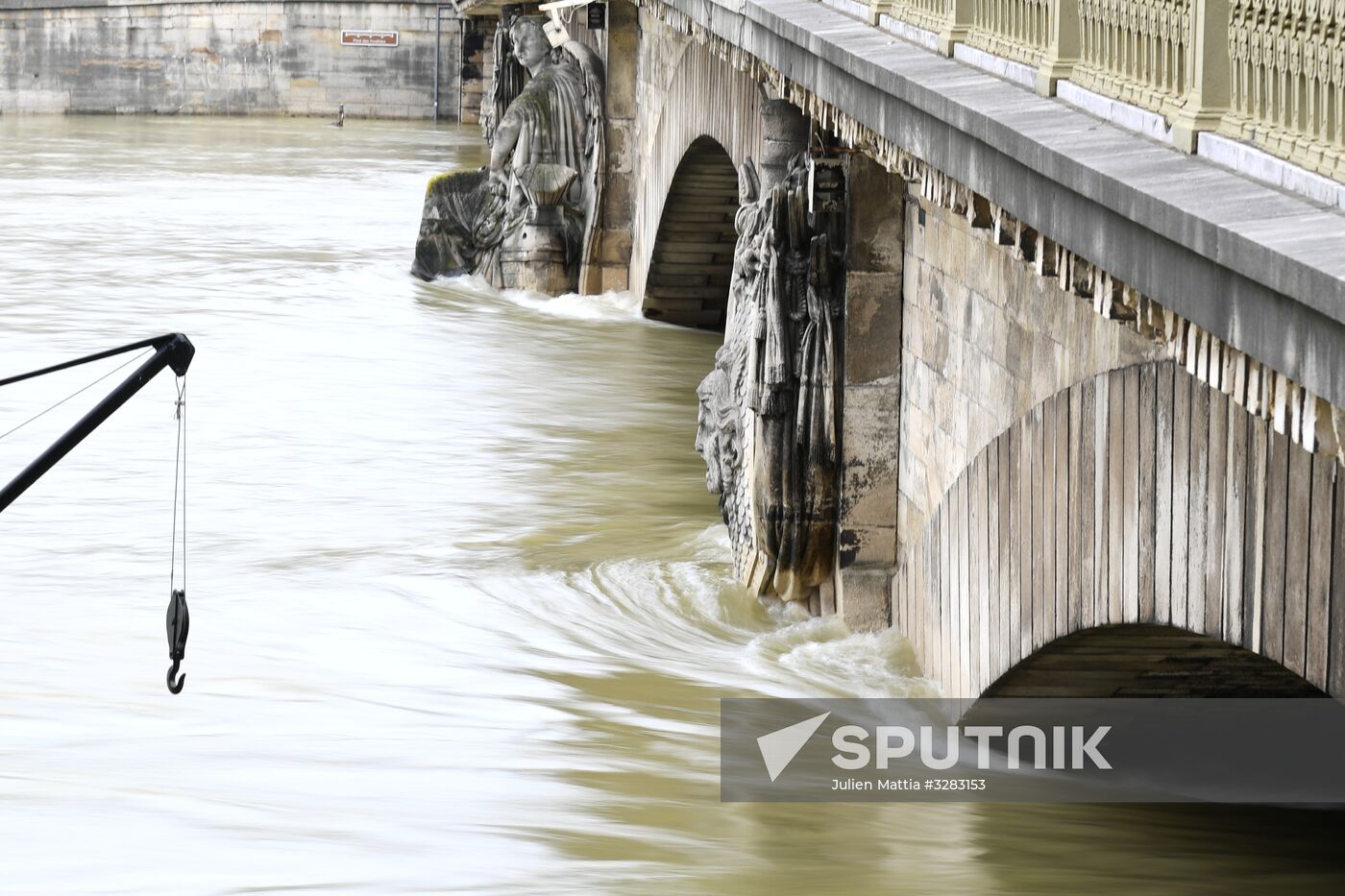 Water level in Seine reaches its peak