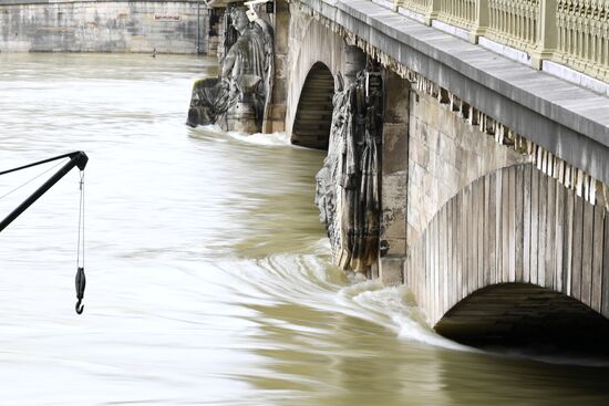 Water level in Seine reaches its peak
