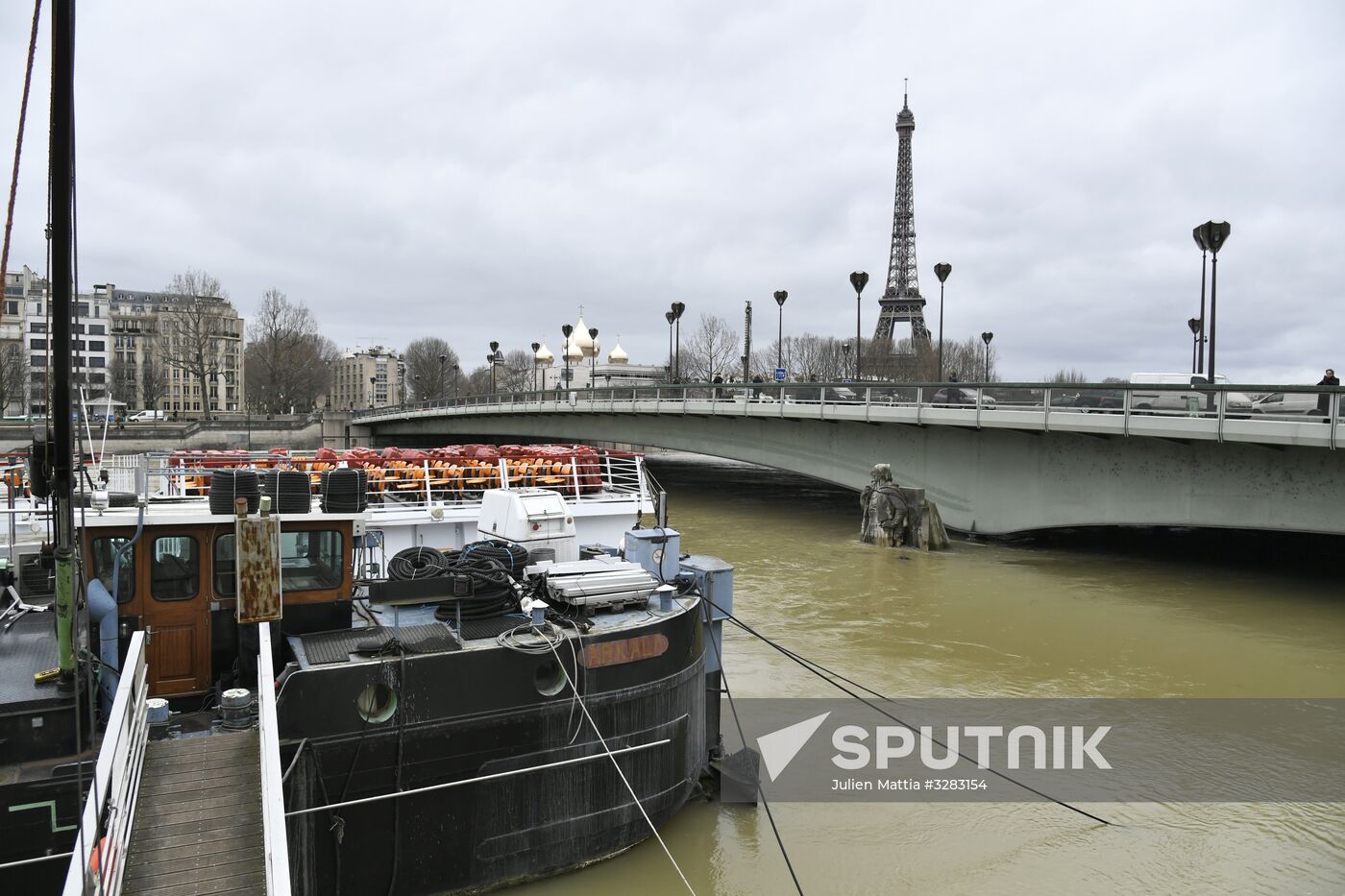 Water level in Seine reaches its peak