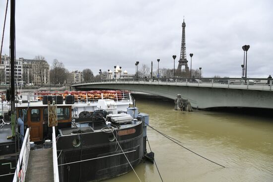 Water level in Seine reaches its peak