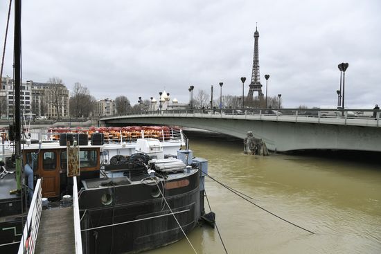 Water level in Seine reaches its peak