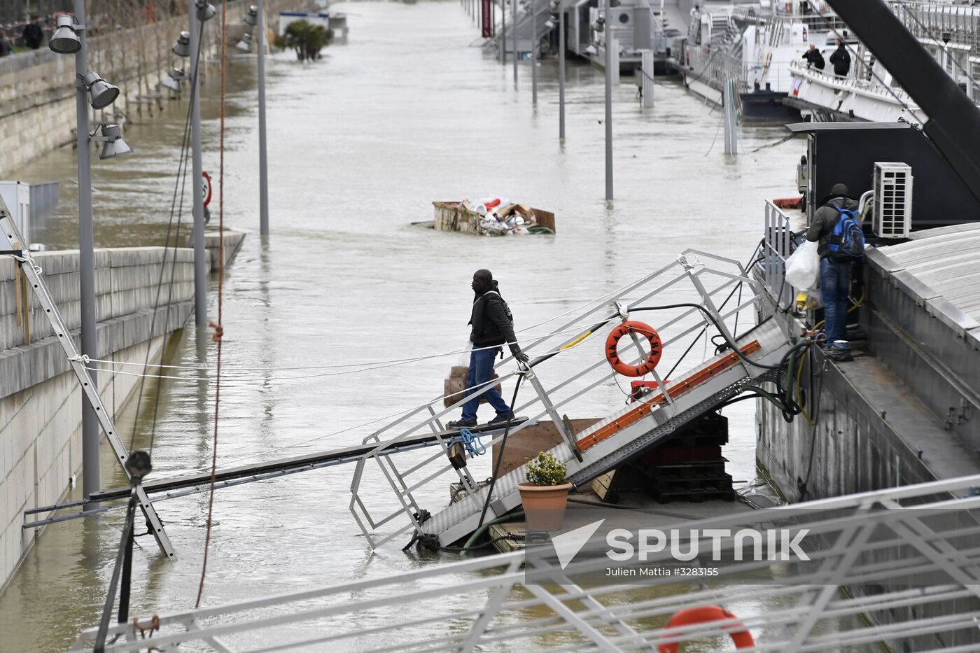 Water level in Seine reaches its peak