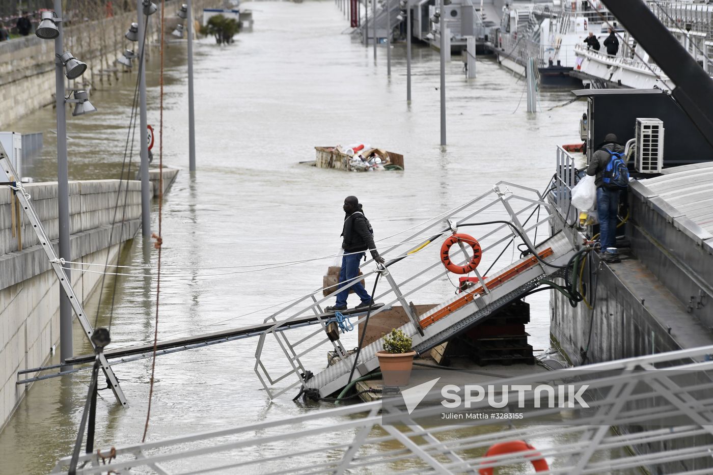 Water level in Seine reaches its peak