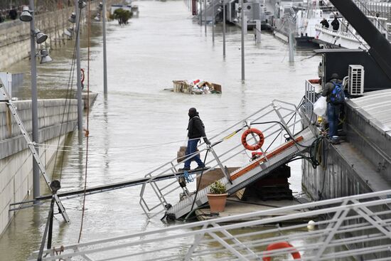 Water level in Seine reaches its peak
