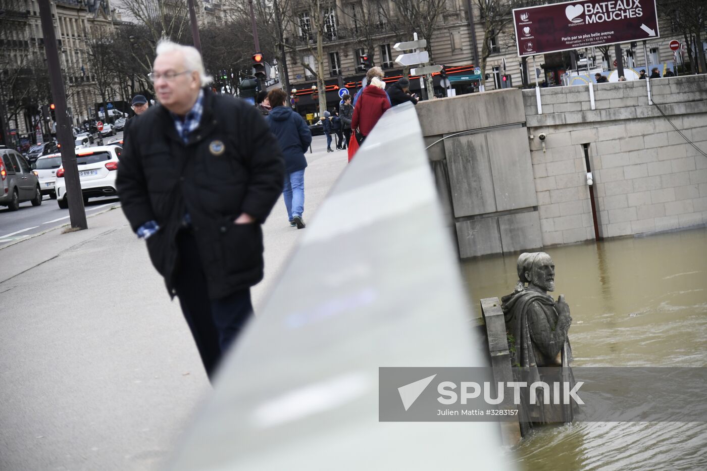Water level in Seine reaches its peak