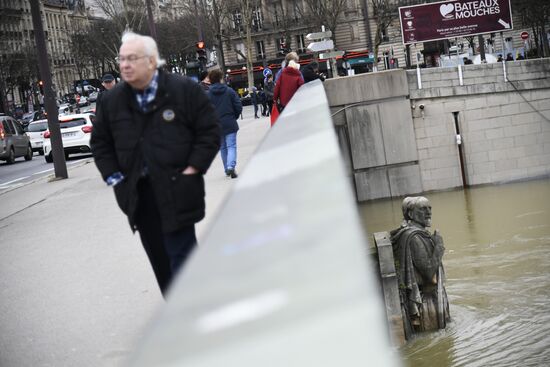 Water level in Seine reaches its peak