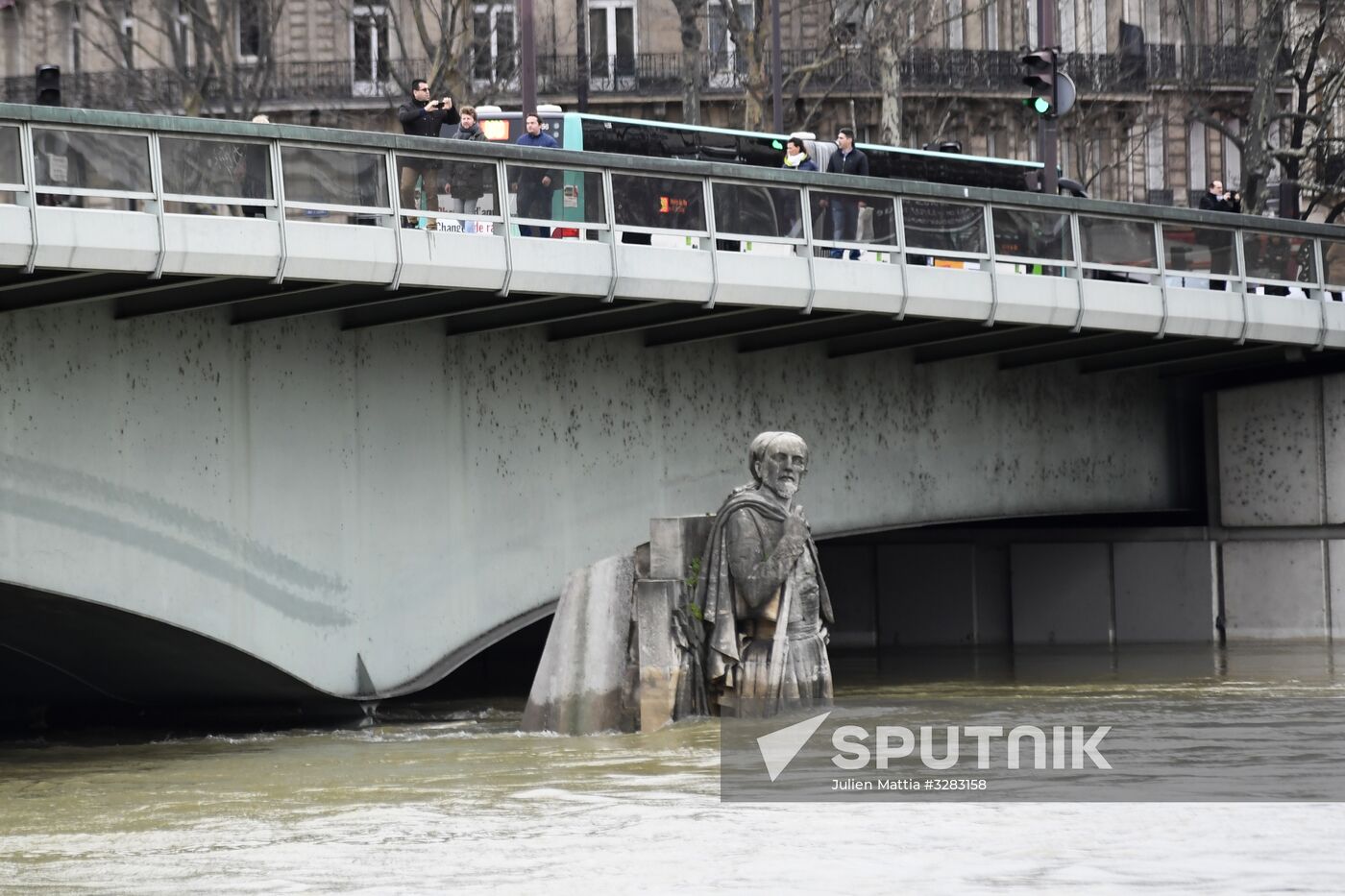 Water level in Seine reaches its peak