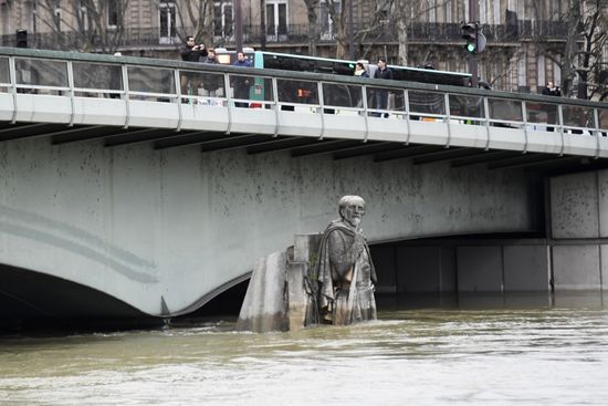 Water level in Seine reaches its peak