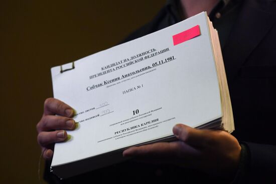 Preparation of signature sheets for submission to Central Election Commission in Kseniya Sobchak's headquarters