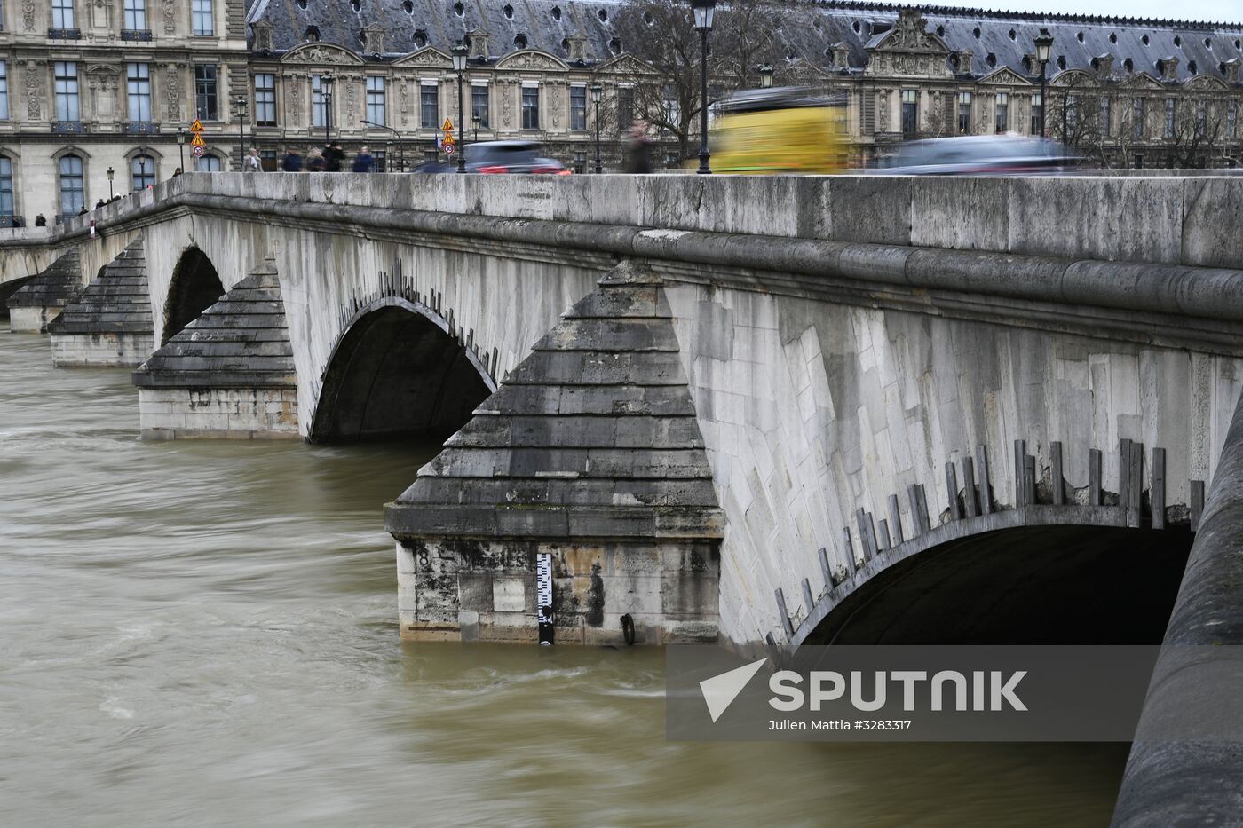 Water level in Seine reaches its peak