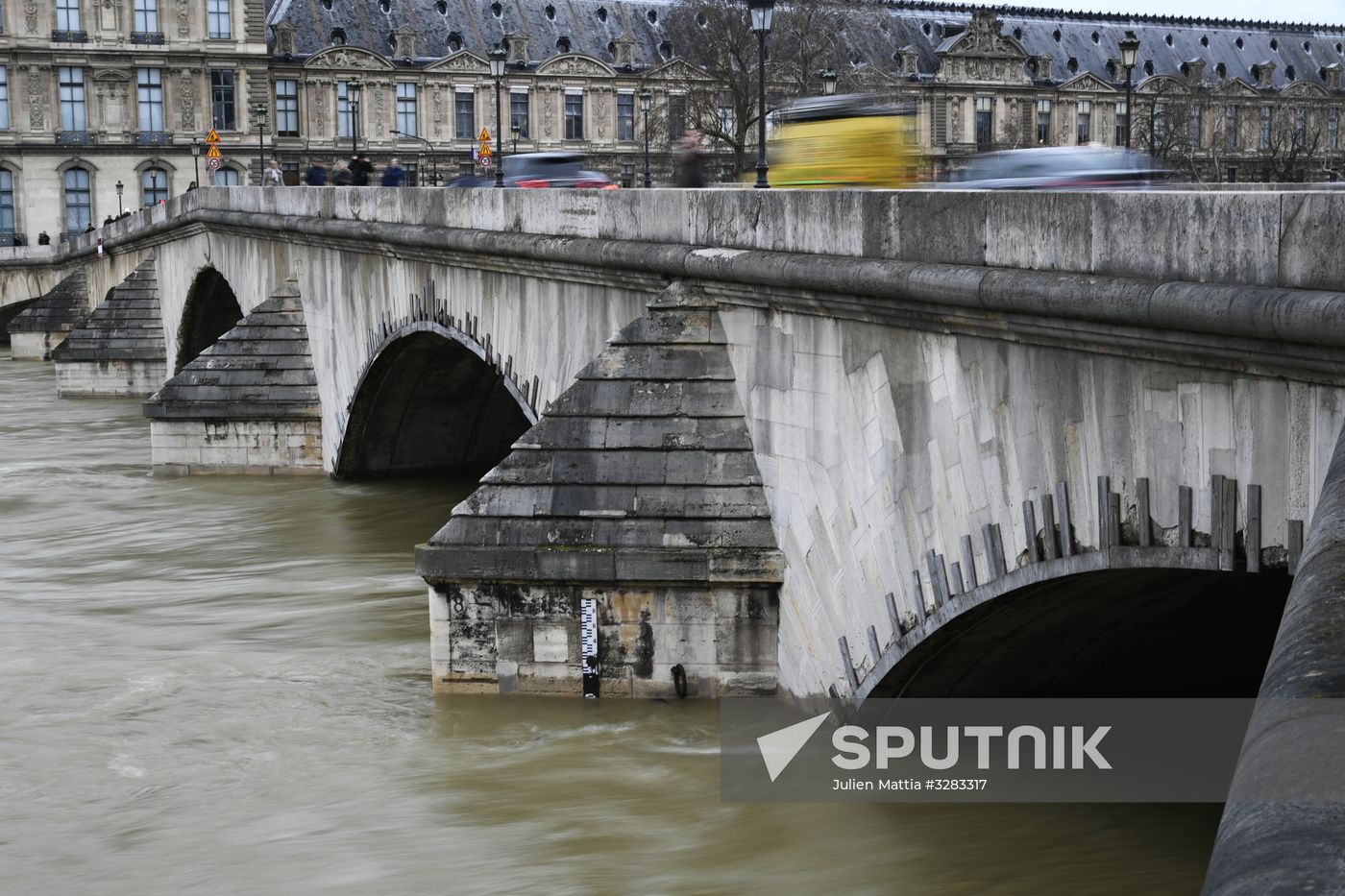 Water level in Seine reaches its peak