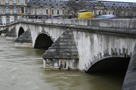 Water level in Seine reaches its peak