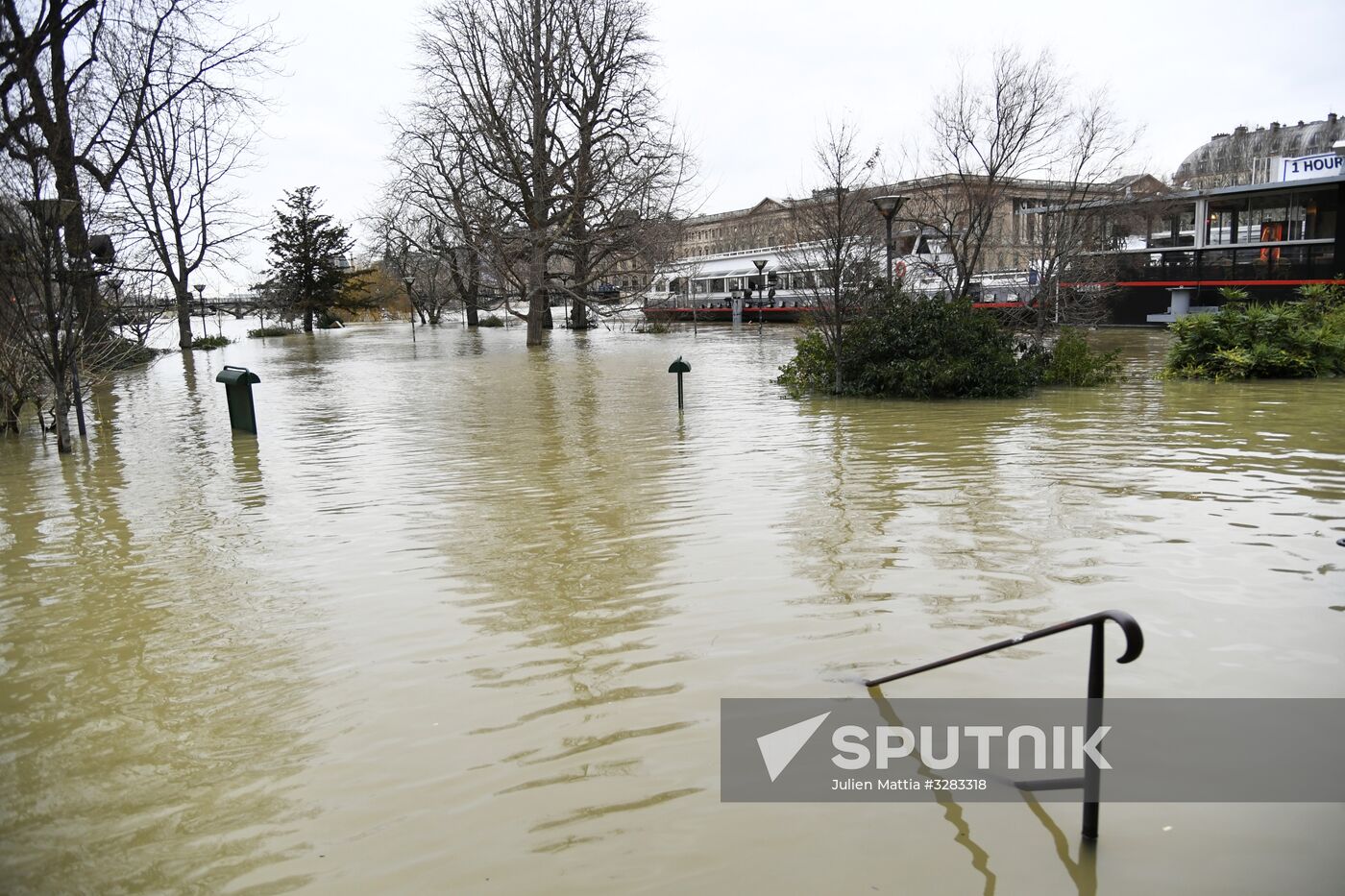 Water level in Seine reaches its peak