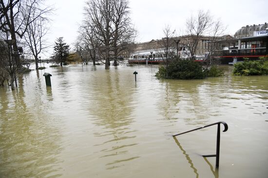 Water level in Seine reaches its peak