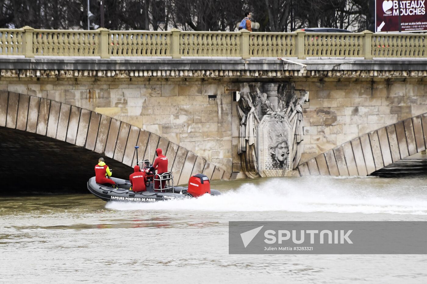 Water level in Seine reaches its peak