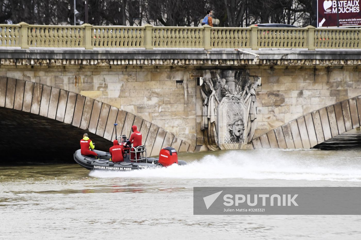 Water level in Seine reaches its peak