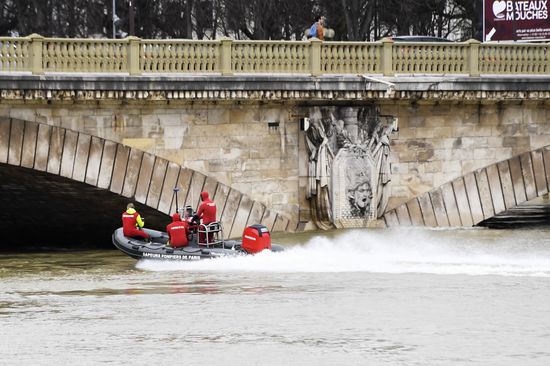 Water level in Seine reaches its peak
