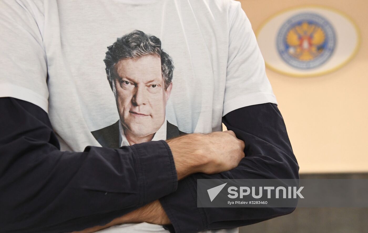 Submitting signatures in support of Grigory Yavlinsky's registration as presidential candidate