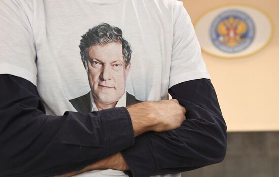 Submitting signatures in support of Grigory Yavlinsky's registration as presidential candidate