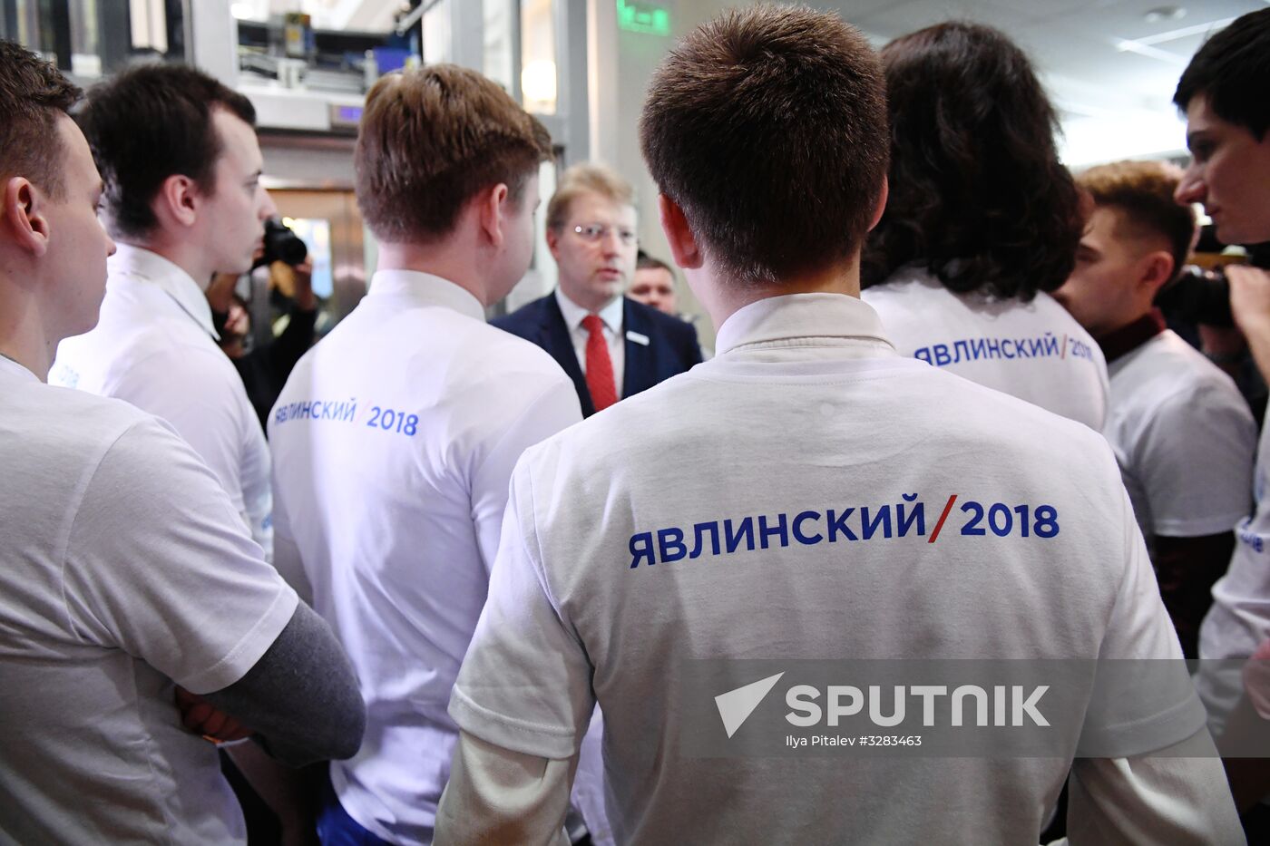 Submitting signatures in support of Grigory Yavlinsky's registration as presidential candidate