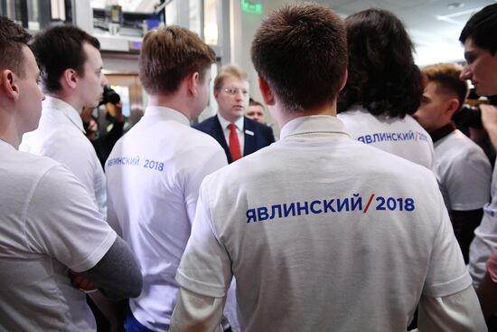 Submitting signatures in support of Grigory Yavlinsky's registration as presidential candidate