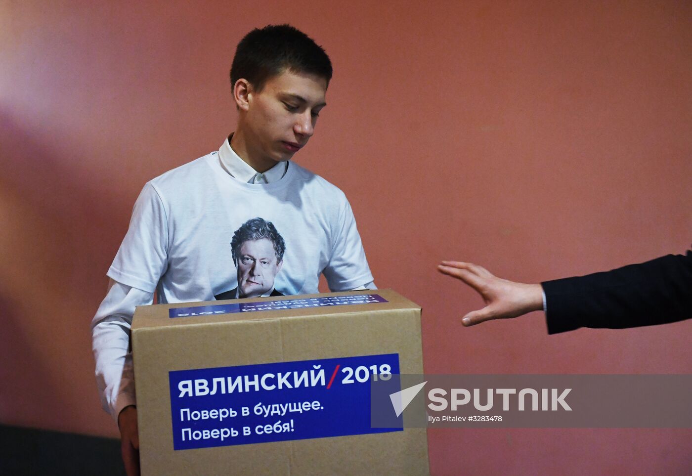 Submitting signatures in support of Grigory Yavlinsky's registration as presidential candidate