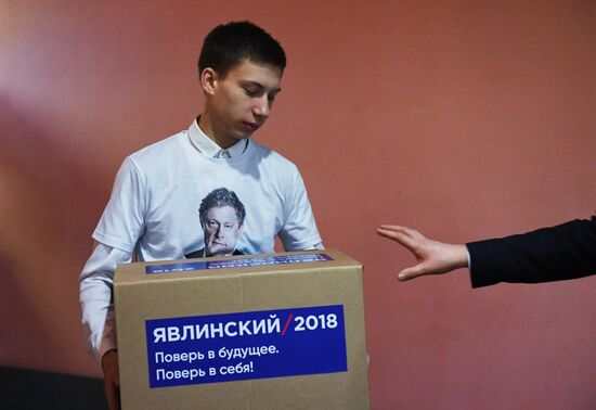 Submitting signatures in support of Grigory Yavlinsky's registration as presidential candidate