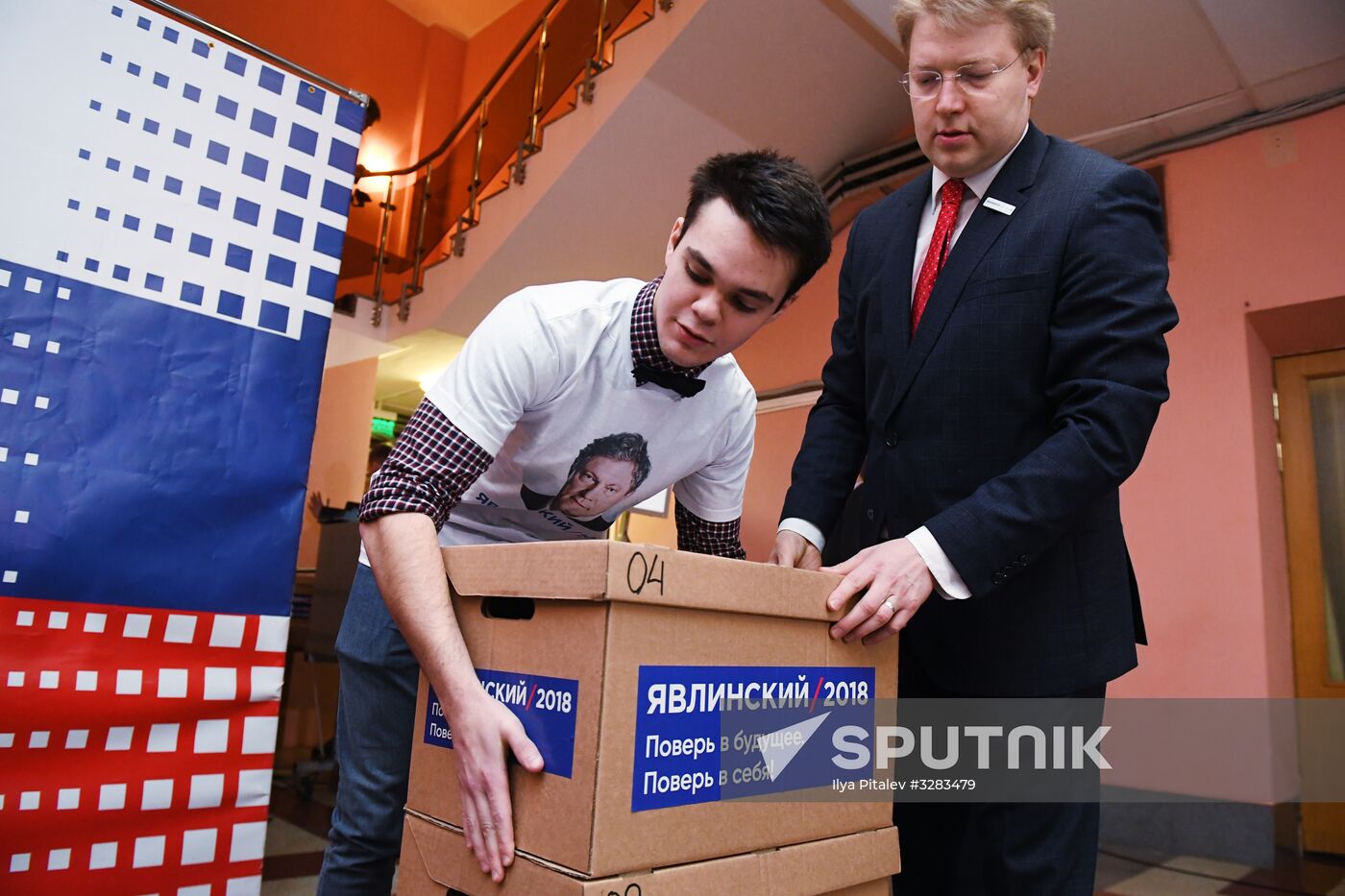 Submitting signatures in support of Grigory Yavlinsky's registration as presidential candidate