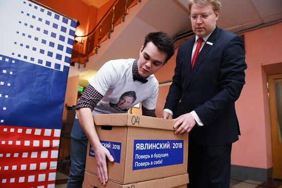 Submitting signatures in support of Grigory Yavlinsky's registration as presidential candidate