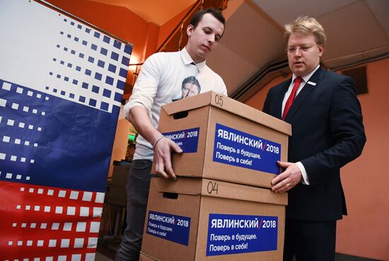 Submitting signatures in support of Grigory Yavlinsky's registration as presidential candidate