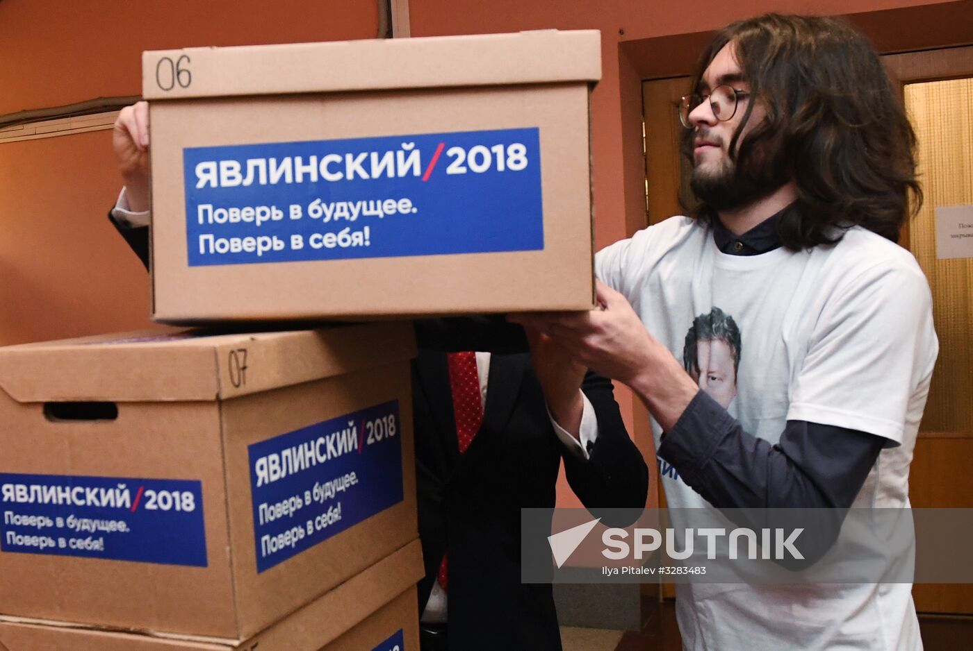 Submitting signatures in support of Grigory Yavlinsky's registration as presidential candidate