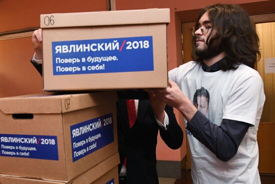 Submitting signatures in support of Grigory Yavlinsky's registration as presidential candidate