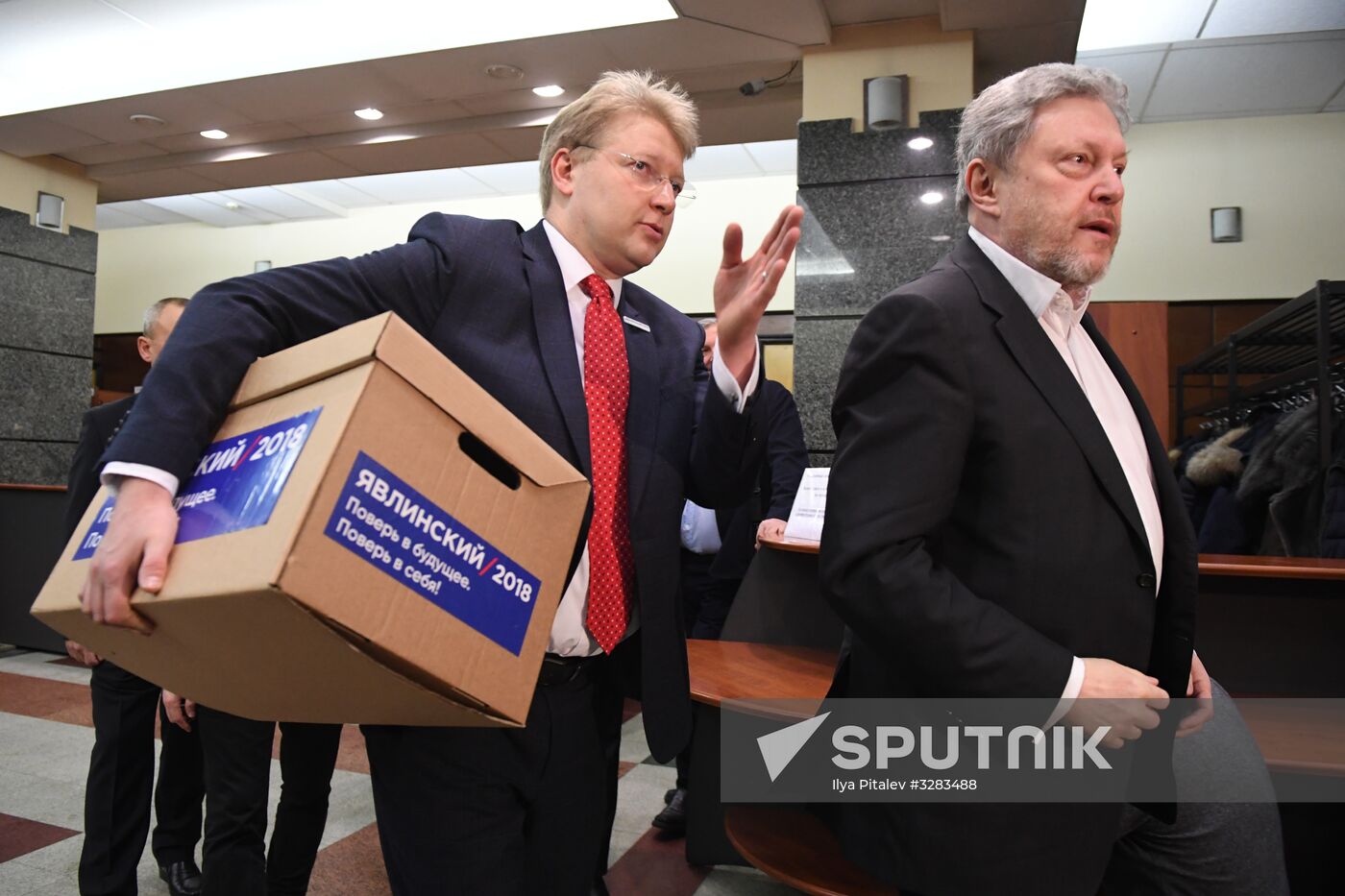 Submitting signatures in support of Grigory Yavlinsky's registration as presidential candidate