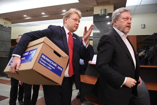 Submitting signatures in support of Grigory Yavlinsky's registration as presidential candidate