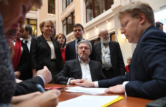 Submitting signatures in support of Grigory Yavlinsky's registration as presidential candidate