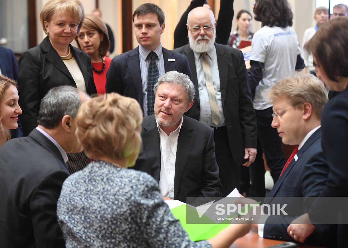 Submitting signatures in support of Grigory Yavlinsky's registration as presidential candidate