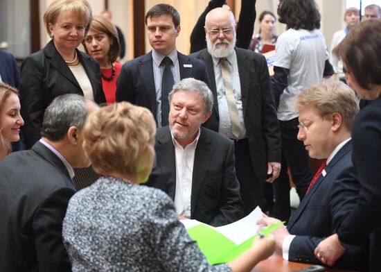 Submitting signatures in support of Grigory Yavlinsky's registration as presidential candidate