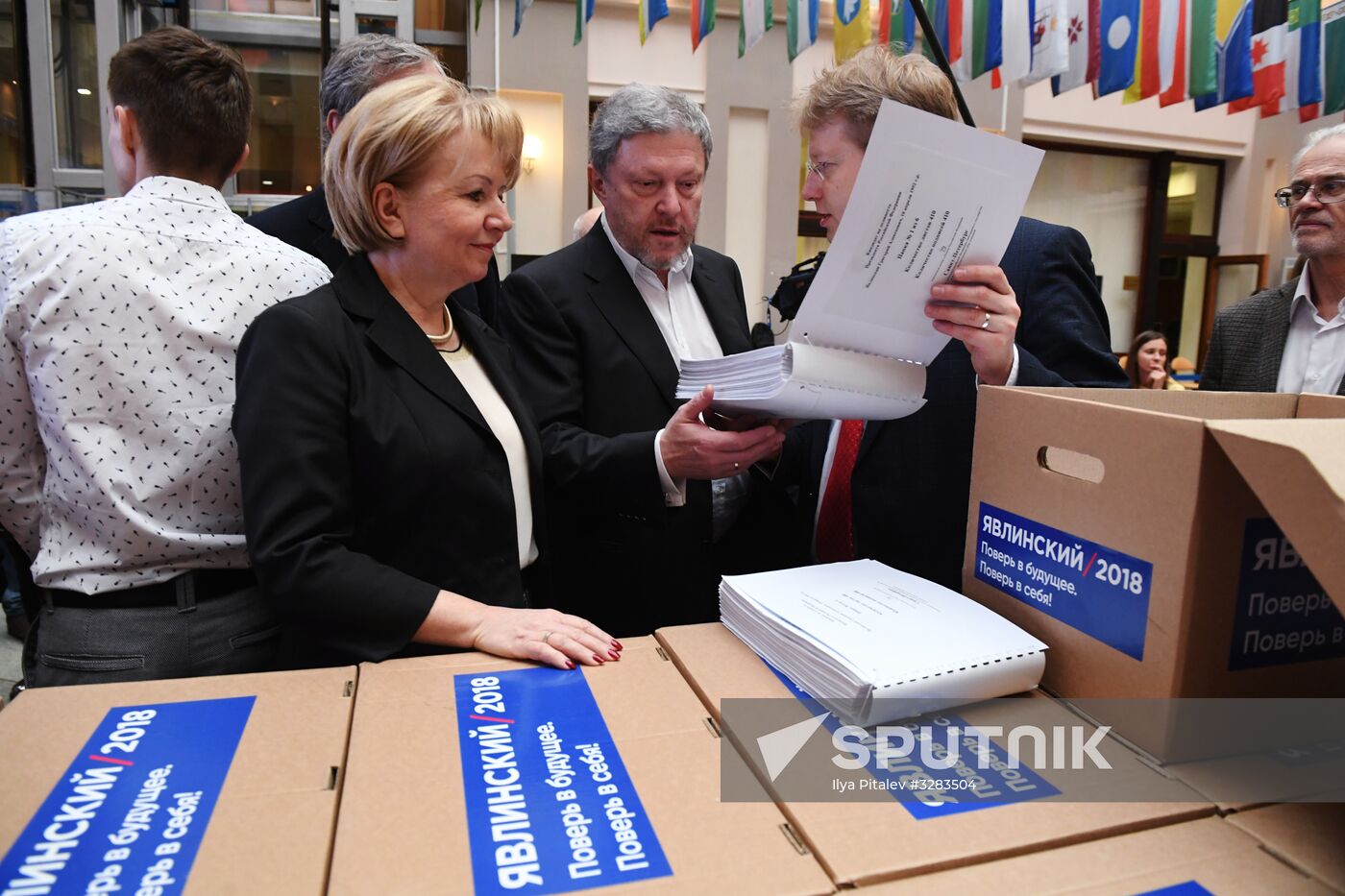 Submitting signatures in support of Grigory Yavlinsky's registration as presidential candidate