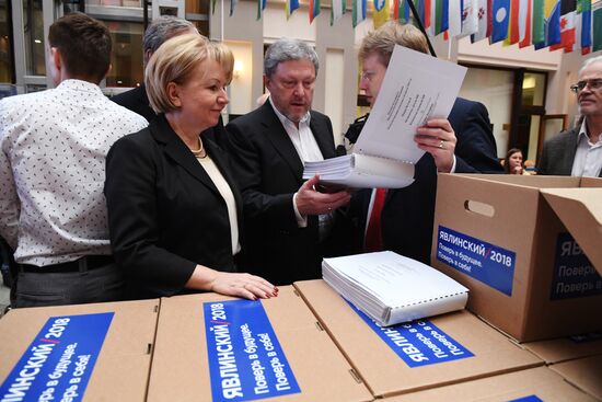 Submitting signatures in support of Grigory Yavlinsky's registration as presidential candidate