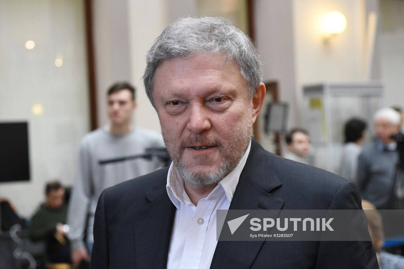Submitting signatures in support of Grigory Yavlinsky's registration as presidential candidate