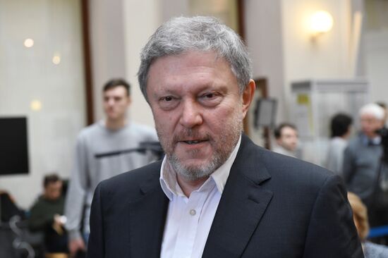 Submitting signatures in support of Grigory Yavlinsky's registration as presidential candidate