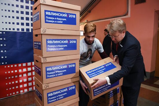 Submitting signatures in support of Grigory Yavlinsky's registration as presidential candidate