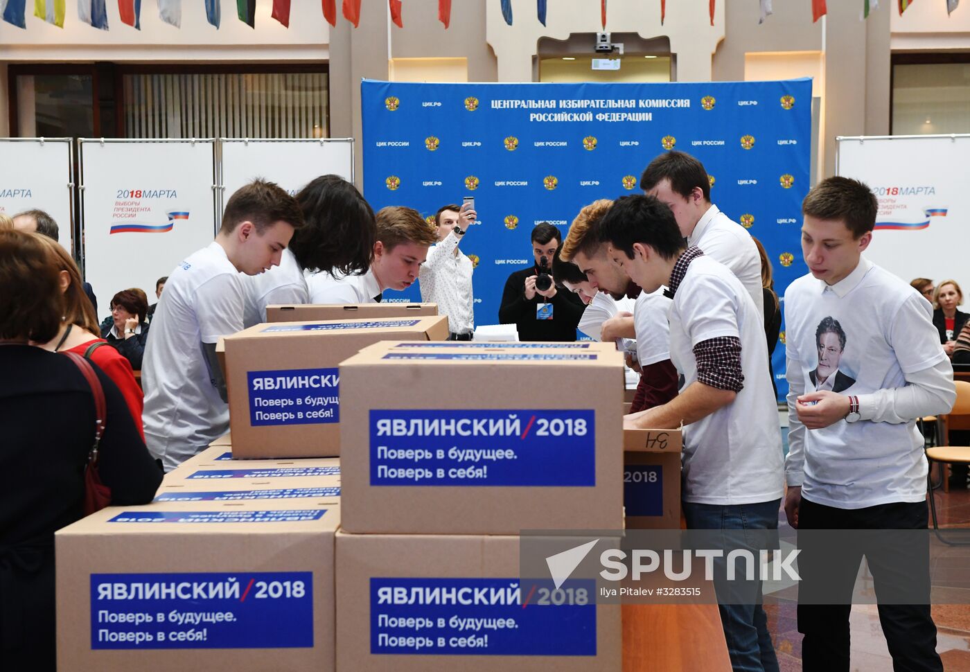 Submitting signatures in support of Grigory Yavlinsky's registration as presidential candidate