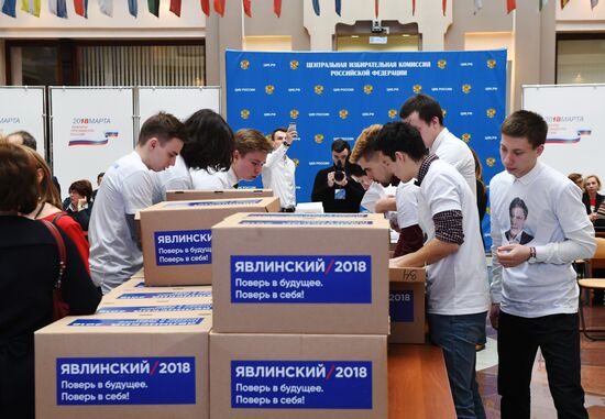 Submitting signatures in support of Grigory Yavlinsky's registration as presidential candidate