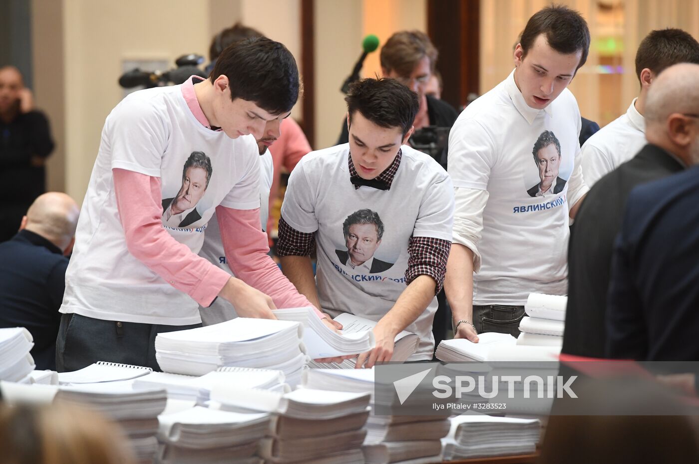 Submitting signatures in support of Grigory Yavlinsky's registration as presidential candidate