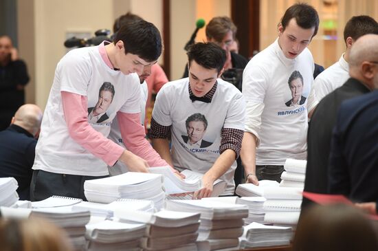Submitting signatures in support of Grigory Yavlinsky's registration as presidential candidate