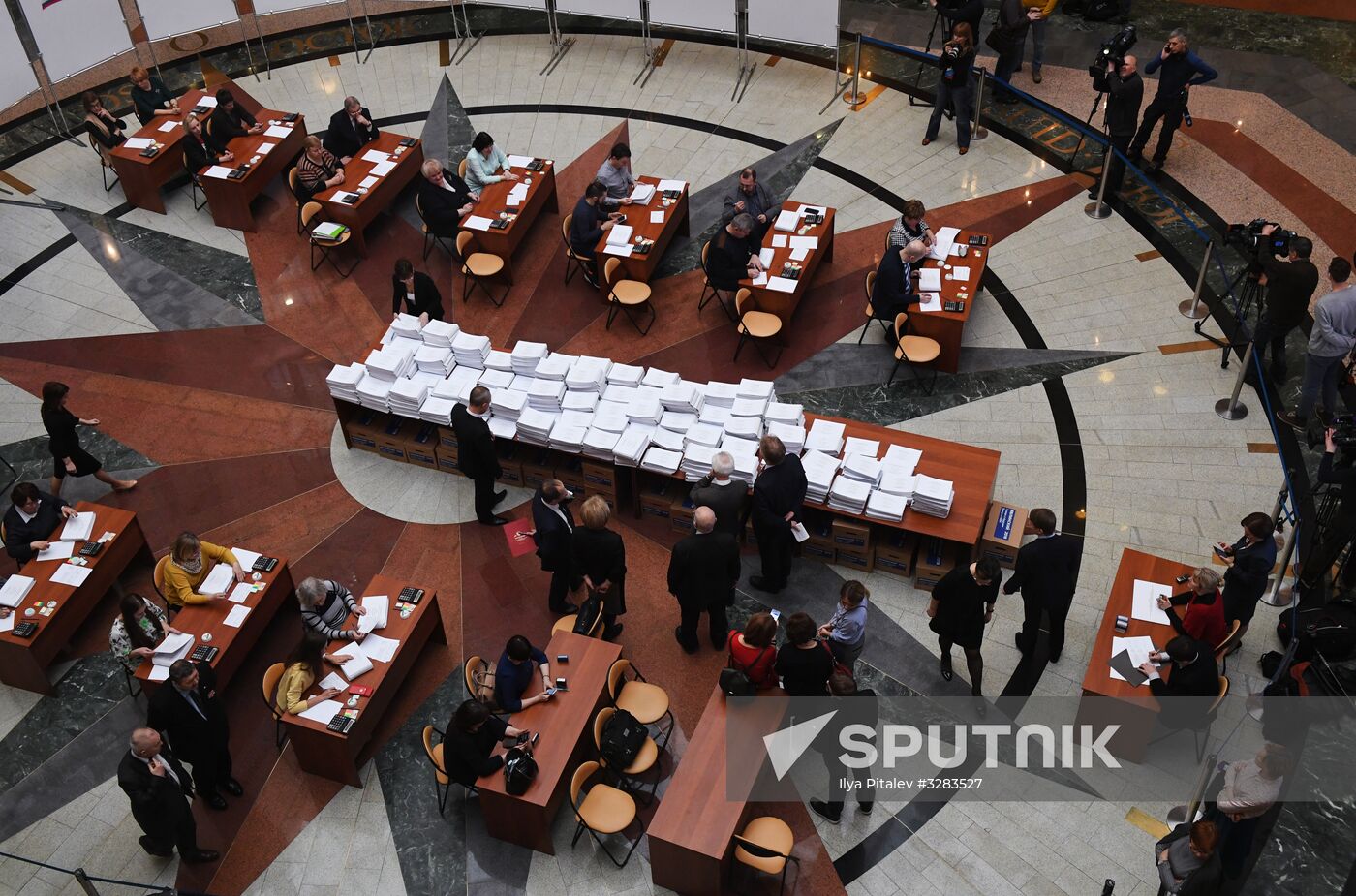 Submitting signatures in support of Grigory Yavlinsky's registration as presidential candidate