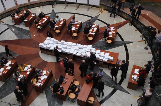 Submitting signatures in support of Grigory Yavlinsky's registration as presidential candidate
