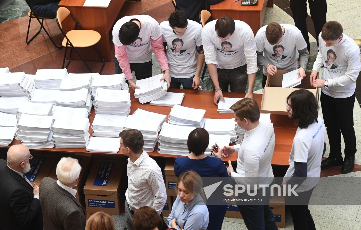 Submitting signatures in support of Grigory Yavlinsky's registration as presidential candidate