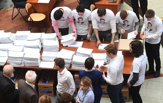 Submitting signatures in support of Grigory Yavlinsky's registration as presidential candidate